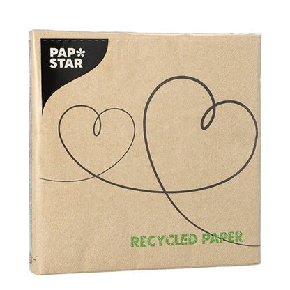 Na hnedom obale s nápisom „PAPSTAR"v rohu s dvoma obrysmi srdca a nápisom „RECYCLED PAPER“ sa nachádza PAPSTAR 20 servítok, 33 × 33 cm, 3-vrstvové, prírodná farba, od PAPSTAR s.r.o.