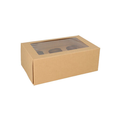 Štvorcová krabica na 25 cupcakes (10 cm) od PAPSTAR GmbH je vyrobená z hnedej lepenky, je biologicky odbúrateľná a má jasné PLA okienko na vrchu. Krabica stojí na bielom pozadí.