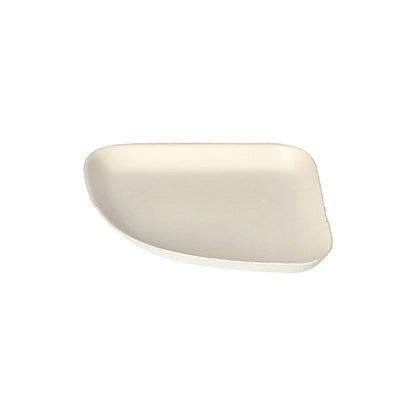 Abgebildet ist ein weißer, dreieckiger PAPSTAR Teller aus Zuckerrohr (13x13 cm, 1/4) aus der Linie "Belle Vie" auf weißem Hintergrund. Der umweltfreundliche Einwegteller (24 Stück) der PAPSTAR GmbH hat abgerundete Kanten und wird in Schrumpffolie verpackt.