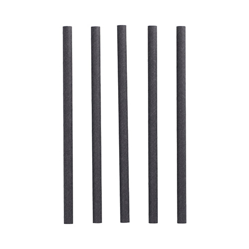 Fünf schwarze zylindrische PAPSTAR 100 Shake-Halme Papier Ø 10 mm · 21 cm der PAPSTAR GmbH stehen senkrecht in einer Reihe vor weißem Hintergrund – ideal für umweltbewusste Gastgeber.