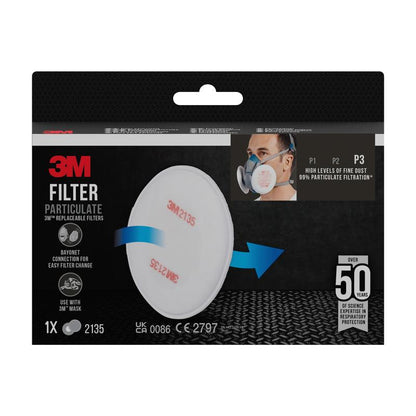 Na obrázku je zobrazené balenie 3M™ časticového filtra 2135, P3 (1 pár/balenie) od 3M Deutschland GmbH, ktoré zdôrazňuje kompatibilitu s ochrannými maskami a ochranou P3. Na obale je fotografia osoby, ktorá nosí filtre na maske.
