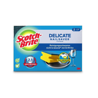 Zobrazená je krabica Scotch-Brite® Delicate nepoškriabajúcej hubky s rukoväťou od spoločnosti 3M Deutschland GmbH s obalom, ktorý obsahuje obrázky produktov, logo Scotch-Brite a nemecký text pre nepoškriabajúce čistenie na citlivých povrchoch.
