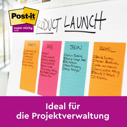 Na bielej tabuli je napísané "Product Launch" nad štyrmi farebnými 3M Post-it® Super Sticky Notes (101x152mm, linajkové), ktoré sú každé označené menami a úlohami. Perfektné na projektové riadenie: 4 bloky + 2 zdarma/balenie, 100% PEFC, od 3M Deutschland GmbH.