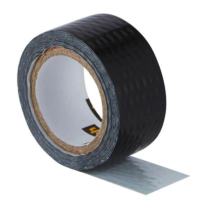 Rolka univerzálnej lepiacej pásky Scotch® Extremium™ (3 m x 19 mm) od 3M Deutschland GmbH stojí vzpriamene s čiastočne odvinutým koncom, ktorý ukazuje lepidlo, na bielom pozadí.