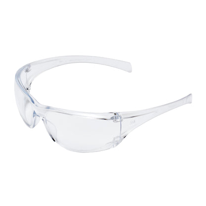 Die 3M™ Virtua™ Schutzbrille AP von 3M Deutschland GmbH ist eine klare Kunststoff-Schutzbrille mit umlaufenden Gläsern und transparentem Rahmen für komfortablen, ungehinderten Augenschutz; abgebildet ohne Branding auf einem schlichten weißen Hintergrund.