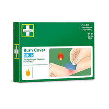 Eine grüne Schachtel mit der Aufschrift "Cederroth burn cover, blau, hydrogel-pflaster, 10 Stück" von Orkla Wound Care AB zeigt eine Hand, die neben einem Flammensymbol ein blaues Hydrogelpflaster auf Brandwunden aufträgt. Die Packung enthält 10 Pflaster und ist mit dem Cederroth-Logo versehen.
