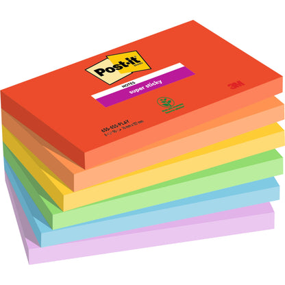 Ein Stapel Post-it® Super Sticky Notes von 3M Deutschland GmbH, 76 x 127 mm, 90 Blatt pro Block, 100% PEFC-zertifiziert, in verschiedenen Farben, mit dem Logo auf dem obersten Blatt.
