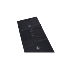 Ploché, obdĺžnikové DEISS 95076 vrecia na odpad od EMIL DEISS KG (GmbH + Co.) z odolného čierneho plastu, potlačené bielymi symbolmi a číslom 35, ležia na bielom pozadí - ideálne pre komerčné odpadové hospodárstvo.