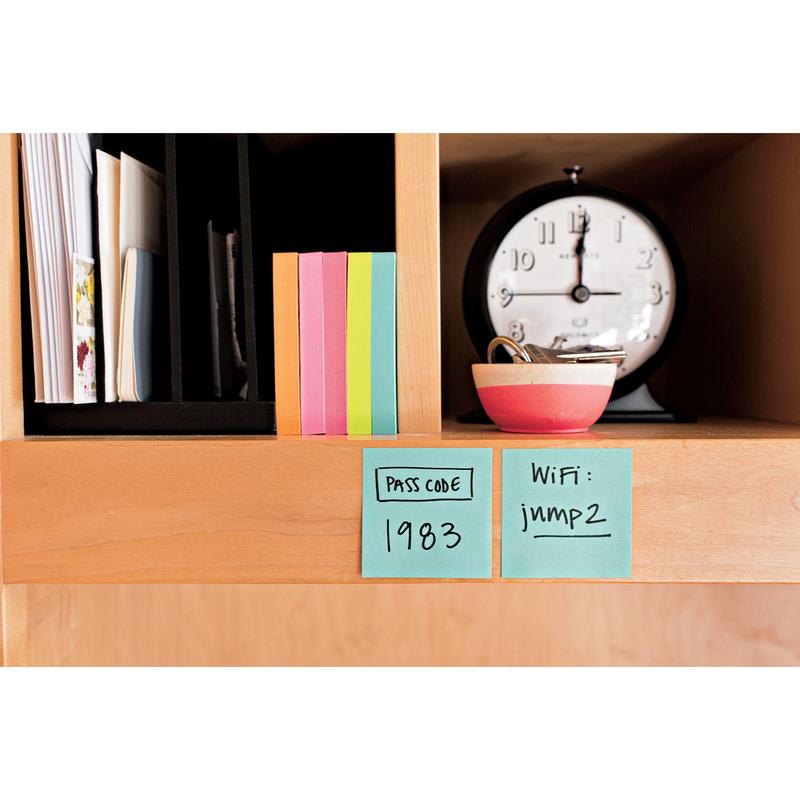 Drevená polica s farebnými kockami 3M Post-it® Notes (76x76 mm, 450 listov), hodinami, pruhovanou miskou s kľúčmi a dvoma poznámkami s heslom "1983" a WiFi heslom "jimp2".