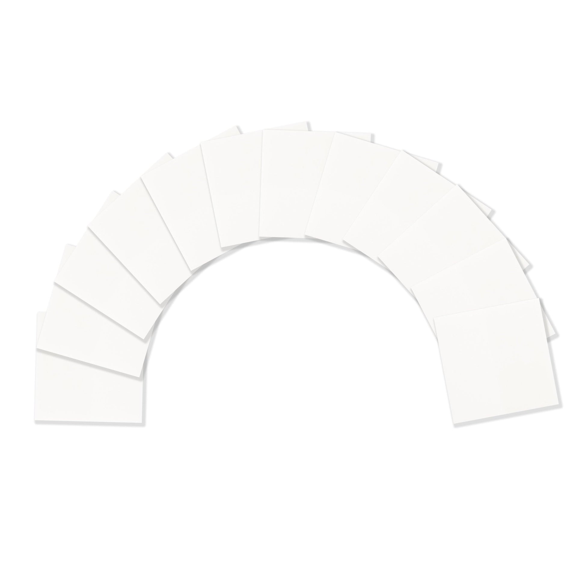 Eine Reihe von 3M Deutschland GmbH Post-it® Transparent Notes (73 mm x 73 mm, 36 Blatt/Block, 12 Blöcke/Packung) sind in einem Bogen auf weißem Hintergrund angeordnet, wobei sich die einzelnen Zettel leicht überlappen.