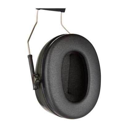 Detailný záber 3M™ PELTOR™ Optime™ II chrániče sluchu H520A (SNR 31 dB, zelené) od 3M Deutschland GmbH ukazuje oválne náušníky s čiernym štruktúrovaným polstrovaním a kovovým oblúkom na bielom pozadí.