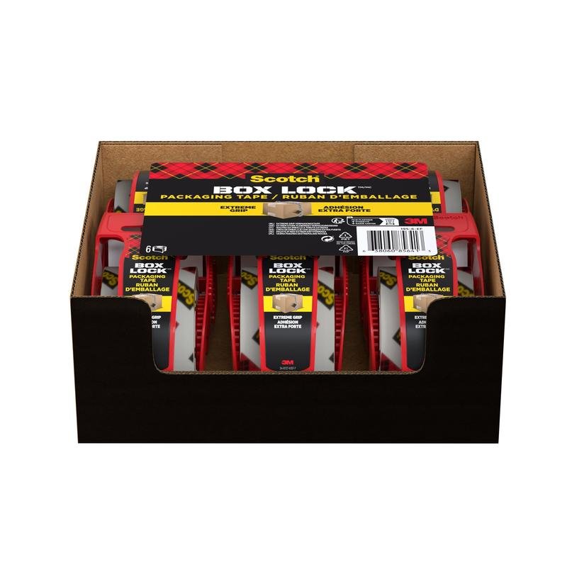 Hnedý displejový kartón obsahuje šesť balení Scotch® Box Lock™ baliacej pásky 48 mm x 20,3 m od 3M Deutschland GmbH, každé s červeným dávkovačom a žlto-čiernou etiketou, vertikálne usporiadané a s viditeľnou značkou.