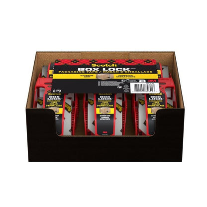 Hnedý displejový kartón obsahuje šesť balení Scotch® Box Lock™ baliacej pásky 48 mm x 20,3 m od 3M Deutschland GmbH, každé s červeným dávkovačom a žlto-čiernou etiketou, vertikálne usporiadané a s viditeľnou značkou.