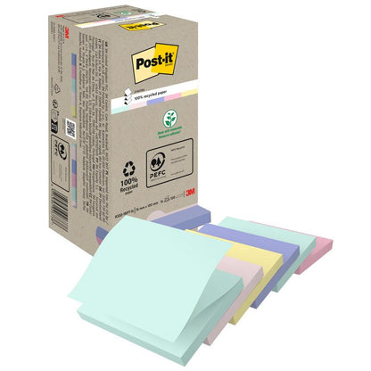 Škatuľa s 3M Post-it® Recycling Z-Notes (76x76 mm, 100 listov, 100% PEFC) stojí vedľa piatich pastelových stohov - modrý, zelený, žltý, ružový a fialový. Na kartónovej škatuli sú zobrazené recyklačné a certifikačné symboly.