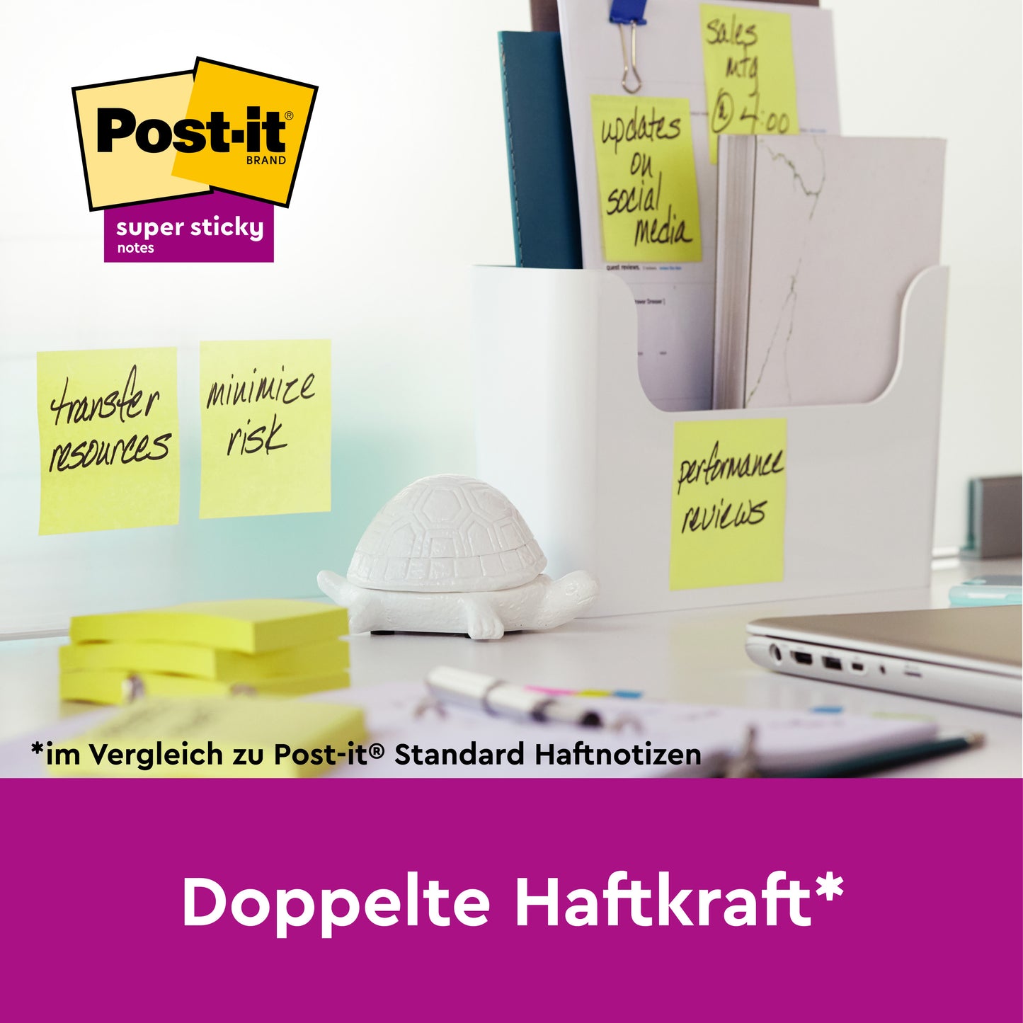 Biely organizér na písací stôl s dokumentmi, bielou soškou korytnačky a 3M Post-it® Super Sticky Notes, žltá, 47,6 x 47,6 mm (100% PEFC), označené s "Prenos zdrojov", "Minimalizácia rizika" a "Hodnotenie výkonu". Text: "Dvojnásobná lepiaca sila*".