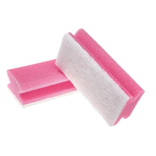 Ein Scotch-Brite® Bath Griffschwamm XXL von 3M Deutschland GmbH liegt auf weißem Hintergrund; einer flach, der andere angelehnt - rosa mit weißer Scheuerfläche, ideal für die Badreinigung. Die Packung enthält 1 Stück.