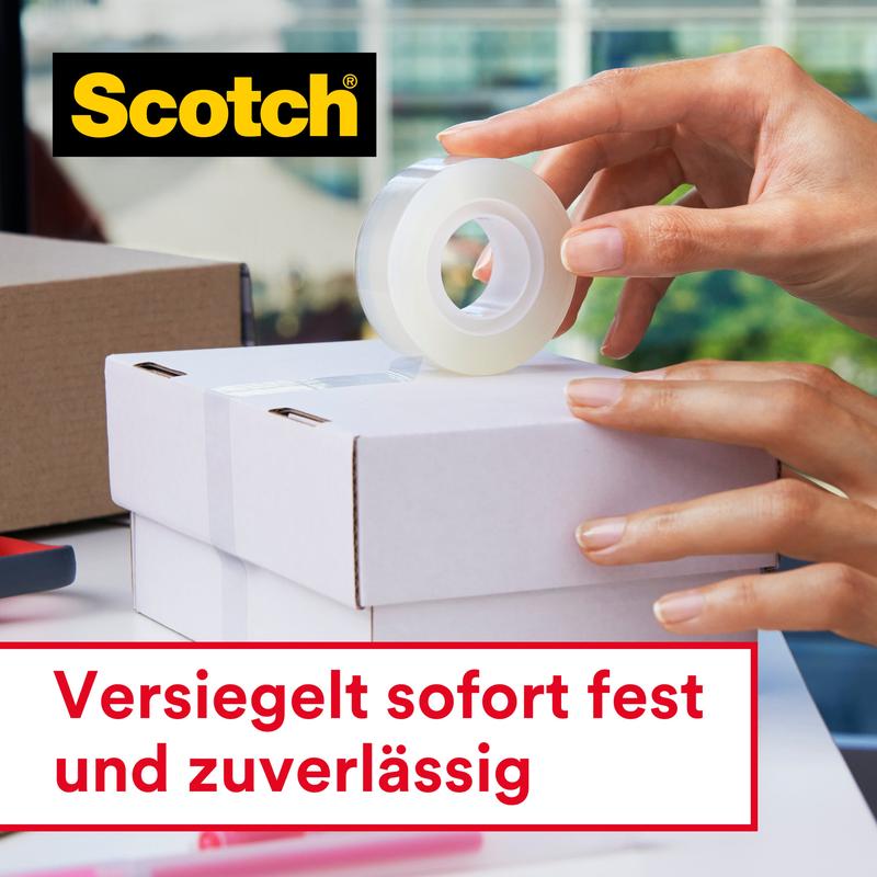 Osoba uzatvára bielu škatuľu lepiacou páskou Scotch® Crystal, 19 mm x 7,5 m od 3M Deutschland GmbH. Vľavo hore je vidieť logo Scotch, pod ním nemecký text: "Okamžite pevne a spoľahlivo zapečatené." Vrátane ručného odvíjača.