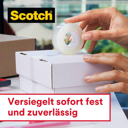 Osoba uzatvára bielu škatuľu so Scotch® Crystal lepiacou páskou (priehľadná, výhodné balenie, 8 roliek, 19 mm x 33 m) od 3M Deutschland GmbH. V ľavom hornom rohu je vidieť logo, pod ním je napísané: "Okamžite pevne a spoľahlivo zapečatené."