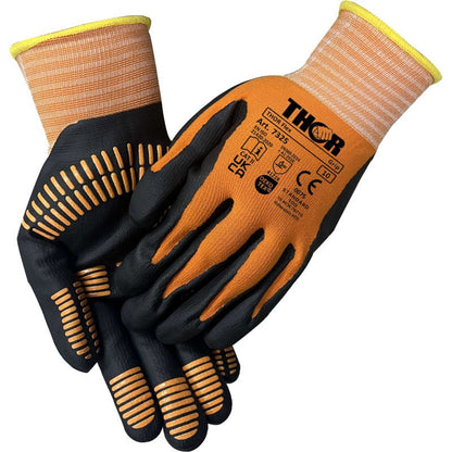 Pár oranžovo-čiernych pracovných rukavíc Abena Re-Seller GmbH Thor Flex Multigrip s pogumovanými úchopovými pruhmi na dlaniach a prstoch, s vytlačenými bezpečnostnými informáciami a certifikáciami na chrbte jednej rukavice.