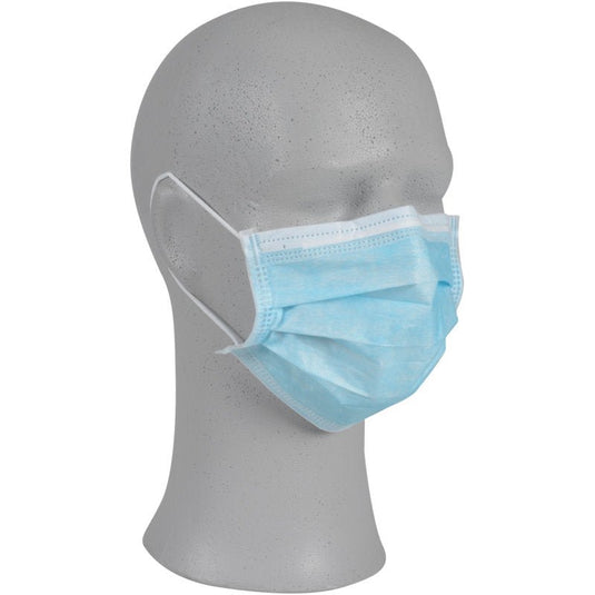 Sivá figurína v výklade prezentuje ochrannú masku spoločnosti Abena Re-Seller GmbH s gumičkou, rozmery 95 × 180 mm, trojvrstvovú, modrú, IIR (balenie po 50 kusoch), zobrazenú z uhla zľava spredu pred jednoduchým bielym pozadím.