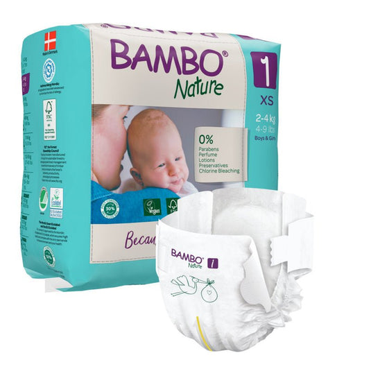 Na obale balenia plienok Bambo Nature od spoločnosti Abena Re-Seller GmbH, určených pre deti s hmotnosťou 2–4 kg, je vyobrazená fotografia dieťaťa. Na prednej strane je plienka, ktorá zdôrazňuje jej ekologický dizajn, logo značky a udržateľné materiály.