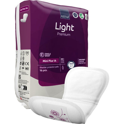 Jedno balenie ABENA Light Mini Plus 1A, Premium od Abena Re-Seller GmbH (16 kusov) pre ľahkú inkontinenciu. Jedna vložka je zobrazená mimo balenia. Má zakrivený, savý tvar s jemnou kvetinovou potlačou.