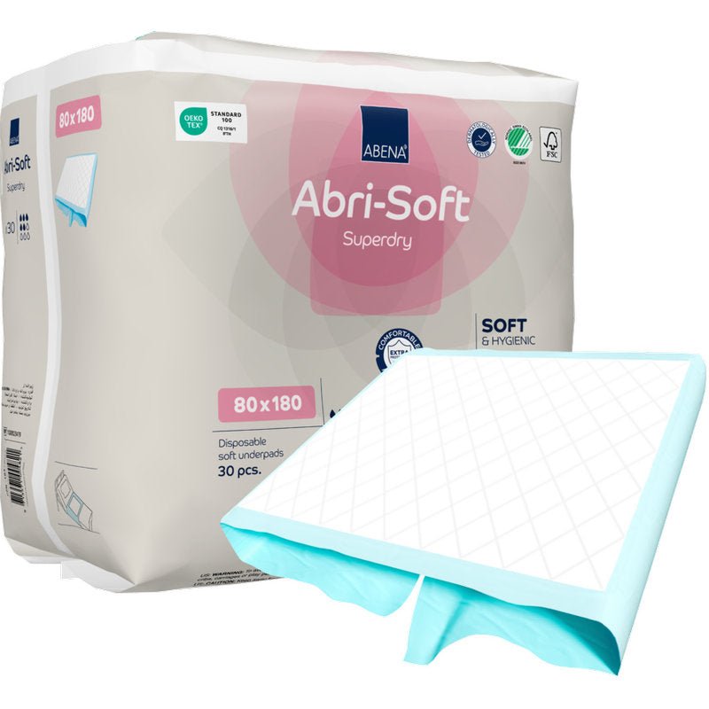 Balenie jednorazových podložiek Abena Re-Seller GmbH Abri-Soft Superdry, 80x180 cm, obsahuje 30 jednorazových podložiek. Jedna podložka je čiastočne rozložená vpredu. Balenie zdôrazňuje najdôležitejšie vlastnosti - ideálne pre starostlivosť o inkontinenciu.