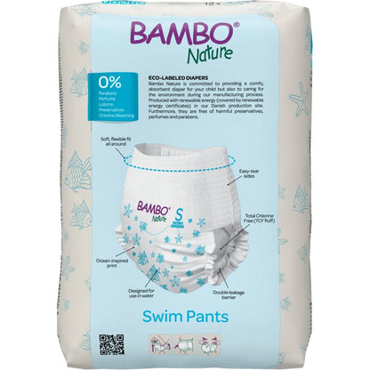 12-kusové balenie Bambo Nature plienok na plávanie, veľkosť S (7-12 kg) od Abena Re-Seller GmbH má bielo-modré balenie s motívom plienok na plávanie a zdôrazňuje ekologickú formulu s 0% parabénov, lotionu a parfumov. Vhodné pre deti s hmotnosťou 7-12 kg.