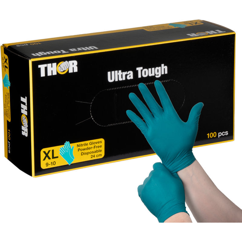 Eine Person zieht einen grünen Nitrilhandschuh vor einer schwarz-gelben "Thor Ultra Tough, Grün"-Schachtel der Abena Re-Seller GmbH an, die auf dieses robuste Produkt hinweist, das sich ideal für Outdoor-Aktivitäten und Aufgaben eignet, bei denen ein starker Schutz erforderlich ist.