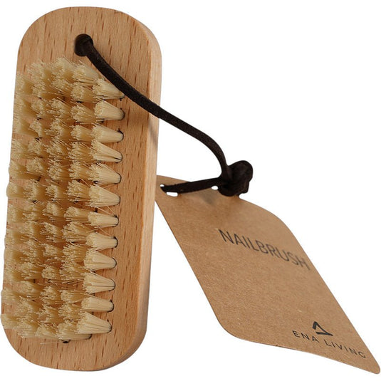 Kefa na nechty ENA Living z bukového dreva (24 ks) od spoločnosti Abena Re-Seller GmbH má tuhé štetiny, hnedú šnúrkovú slučku a prívesok s nápisom „NAILBRUSH“ – je ideálna na starostlivosť o nechty a na ich čistenie.