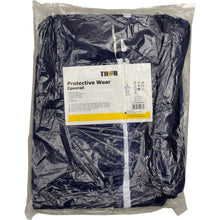 Ein blauer Thor Einwegoverall der Abena Re-Seller GmbH ist gefaltet und in Klarsichtfolie eingeschweißt, mit einem Etikett mit Produktinfos und Abbildungen.