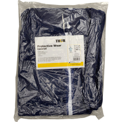 Ein blauer Thor Einwegoverall der Abena Re-Seller GmbH ist gefaltet und in Klarsichtfolie eingeschweißt, mit einem Etikett mit Produktinfos und Abbildungen.