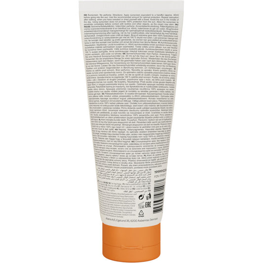 Nahaufnahme der Rückseite einer Bambo Nature Sonnencreme 200ml LSF30-Tube der Abena Re-Seller GmbH mit Informationen und Hinweisen für empfindliche Haut in verschiedenen Sprachen, sowie Symbolen und einem Barcode. Das Sonnenschutzmittel ist farb- und parfümfrei.