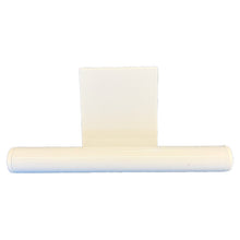 Biele valcové zavesenie pre odpadkové koše Sækko Boy od spoločnosti Abena Re-Seller GmbH, s plochou obdĺžnikovou zadnou stranou, stojí na bielom pozadí a slúži ako ekologický úchyt (kartón, 100 balení).