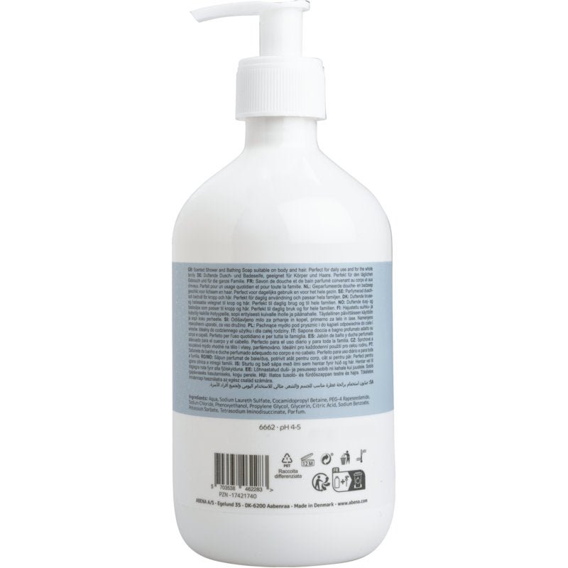 Biela pumpovacia fľaša s modrou etiketou od Abena Re-Seller GmbH zobrazuje viacjazyčné informácie o produkte a zložkách pre šampón na vlasy a telo s parfumom, 500 ml. Na spodnom okraji etikety sa nachádzajú symboly a čiarový kód.
