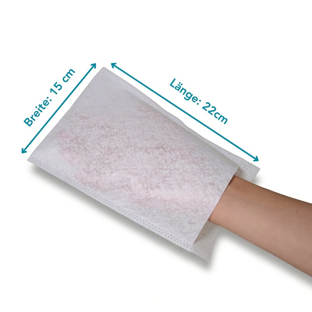 Zobrazená je ruka v Altruan Altrucare jednorazovej umývacej rukavici CuraSOFT Comfort (75 g), 15 cm široká a 22 cm dlhá, na jednoduchom bielom pozadí. Dve modré šípky označujú rozmery. Balenie obsahuje 50 jednorazových umývacích rukavíc.