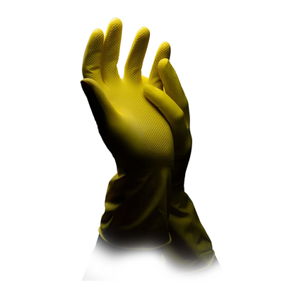 Pred bielym pozadím je zobrazený pár latexových domácich rukavíc AMPri CLEAN-COMFORT bez púdru od AMPri Handelsgesellschaft mbH. Jeden žltý rukavica je zobrazený s otvorenou dlaňou, zatiaľ čo druhý rukavica ho mierne prekrýva. Opakovane použiteľné pracovné ochranné rukavice majú textúrované povrchy na dlaniach a prstoch na zlepšenie úchopu.