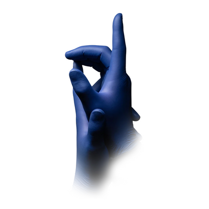 Dve ruky s kovovo modrými AMPri Epiderm Protect nitrilovými rukavicami od MED-COMFORT bez púdru od AMPri Handelsgesellschaft mbH sú zobrazené na bielom pozadí. Jedna ruka sa zdá byť zdvihnutá, zatiaľ čo palec a ukazovák druhej ruky sa dotýkajú. Tieto bezpúdrové rukavice ponúkajú pohodlie aj ochranu pre rôzne úlohy.