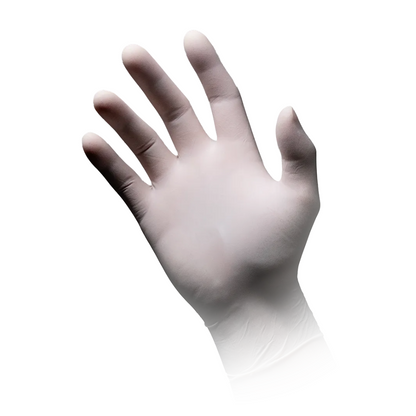 Zdvihnutá ruka nosí bezpúdrovú, bielu AMPri MED-COMFORT Premium Grip latexovú rukavicu pred jednoduchým bielym pozadím. Rukavica tesne sedí a pokrýva celú ruku a zápästie, ideálne pre profesionálne použitie.