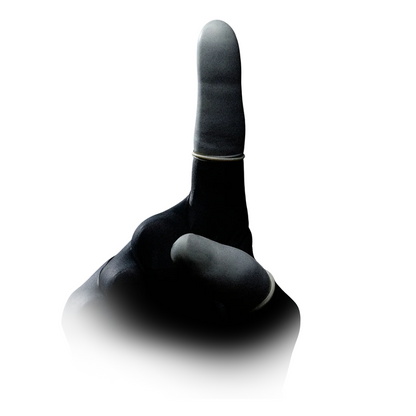 Čiernobiely obrázok ruky, ktorá s vystretým ukazovákom robí gesto smerujúce nahor. Zdá sa, že ruka má na prostredníku tenký, svetlý prsteň, ktorý naznačuje latexové prsty AMPri MED-COMFORT, ktoré sú dostupné v rôznych veľkostiach. Pozadie je biele a spodná časť obrázka prechádza do bielej, čím vzniká efekt farebného prechodu. Produkt je od spoločnosti AMPri Handelsgesellschaft mbH a je dodávaný v balení po 100 kusov.