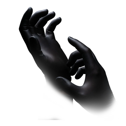 Zwei Hände mit AMPri Nature Gloves BLACK Nitrilhandschuhen der AMPri Handelsgesellschaft mbH, bekannt für hohe Beständigkeit sowie chemischen und biologischen Schutz, sind vor einem weißen Hintergrund positioniert. Die Finger der Hände sind leicht gebeugt, was eine dramatische Pose erzeugt.