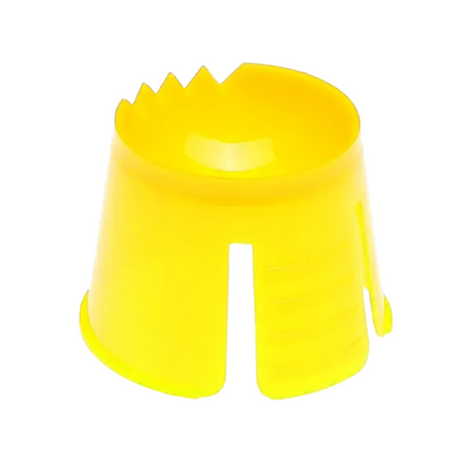 Žiarivo žltá jednorazová dappen miska AMPri z polypropylénu, navrhnutá AMPri Handelsgesellschaft mbH, má dutý, valcovitý tvar so zúbkovanými okrajmi na jednej strane a otvorenou štrbinou na opačnej strane.