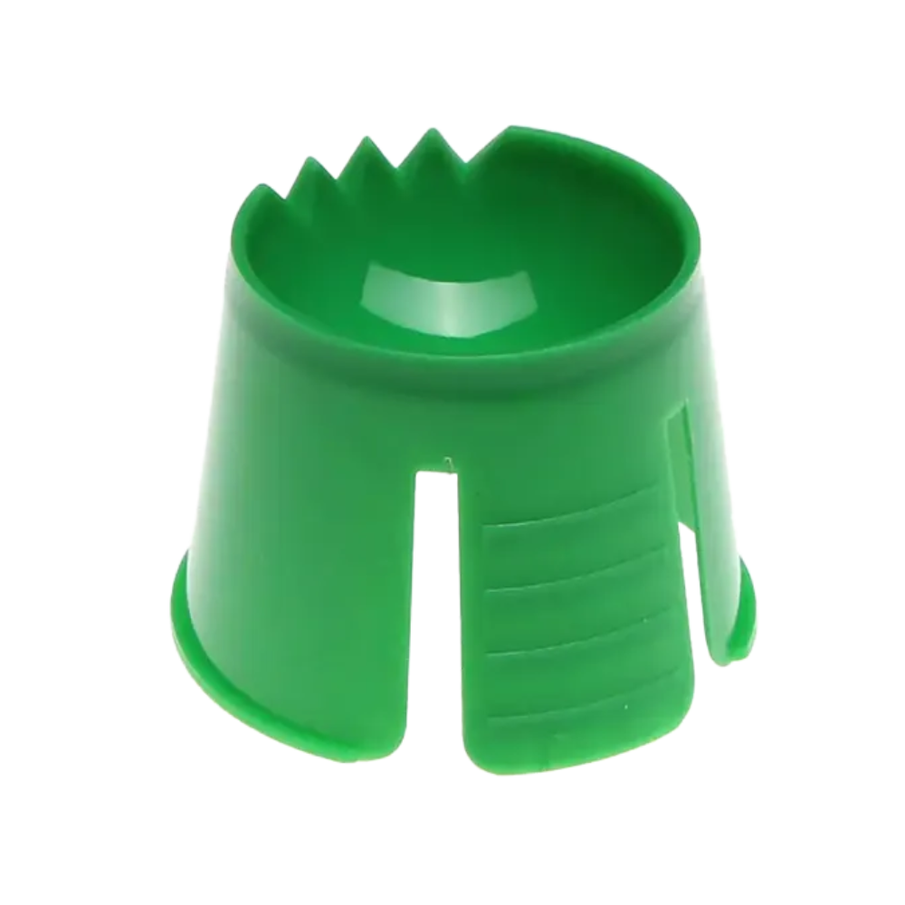 Zelený objekt z AMPri polypropylénu, ktorý pripomína kužeľovitý pohár a má na hornom okraji zárezy a štrbiny, ktoré môžu slúžiť na zabezpečenie alebo udržanie predmetu na mieste, slúži ako ideálna jednorazová dappen miska na miešanie a dávkovanie dentálnych materiálov.