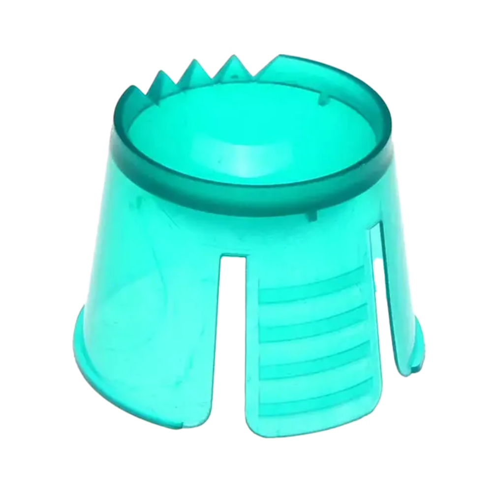 Tyrkysová forma na pieskový hrad z odolného polypropylénu má valcovitý tvar s otvorenou hornou časťou. Na jednej strane má malý zúbkovaný okraj a na spodnej strane tri vertikálne štrbiny. Podobá sa jednorazovému dappen kontajneru z PP od AMPri, ktorý sa používa na dávkovanie a miešanie dentálnych materiálov.