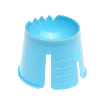 Nástroj v tvare pazúra z polypropylénu s oblou základňou a otvorenými štrbinami na umiestnenie vlasov, opísaný ako „AMPri PP jednorazový Dappen“ od AMPri Handelsgesellschaft mbH.