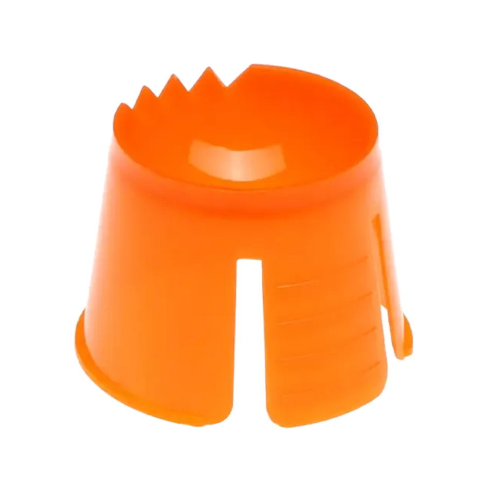 Obrázok zobrazuje jednorazový AMPri PP Dappen v oranžovom polypropylénovom dizajne s rukoväťou a otváračom na uzávery. Má valcovitý tvar so zúbkovaným okrajom vo vnútri na uchopenie a otvorenú stranu pre uzávery fliaš rôznych veľkostí.