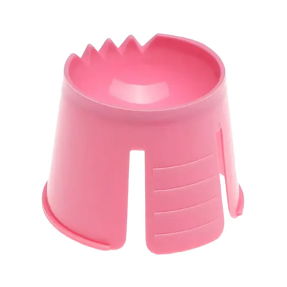 Jednorazový dappen nádobka AMPri PP od AMPri Handelsgesellschaft mbH je ružová plastová nádoba z odolného polypropylénu. Má stabilné dno a vo vnútri malé drážky s vertikálnymi štrbinami na stranách, ktoré pravdepodobne slúžia na uchopenie alebo dekoratívne účely.