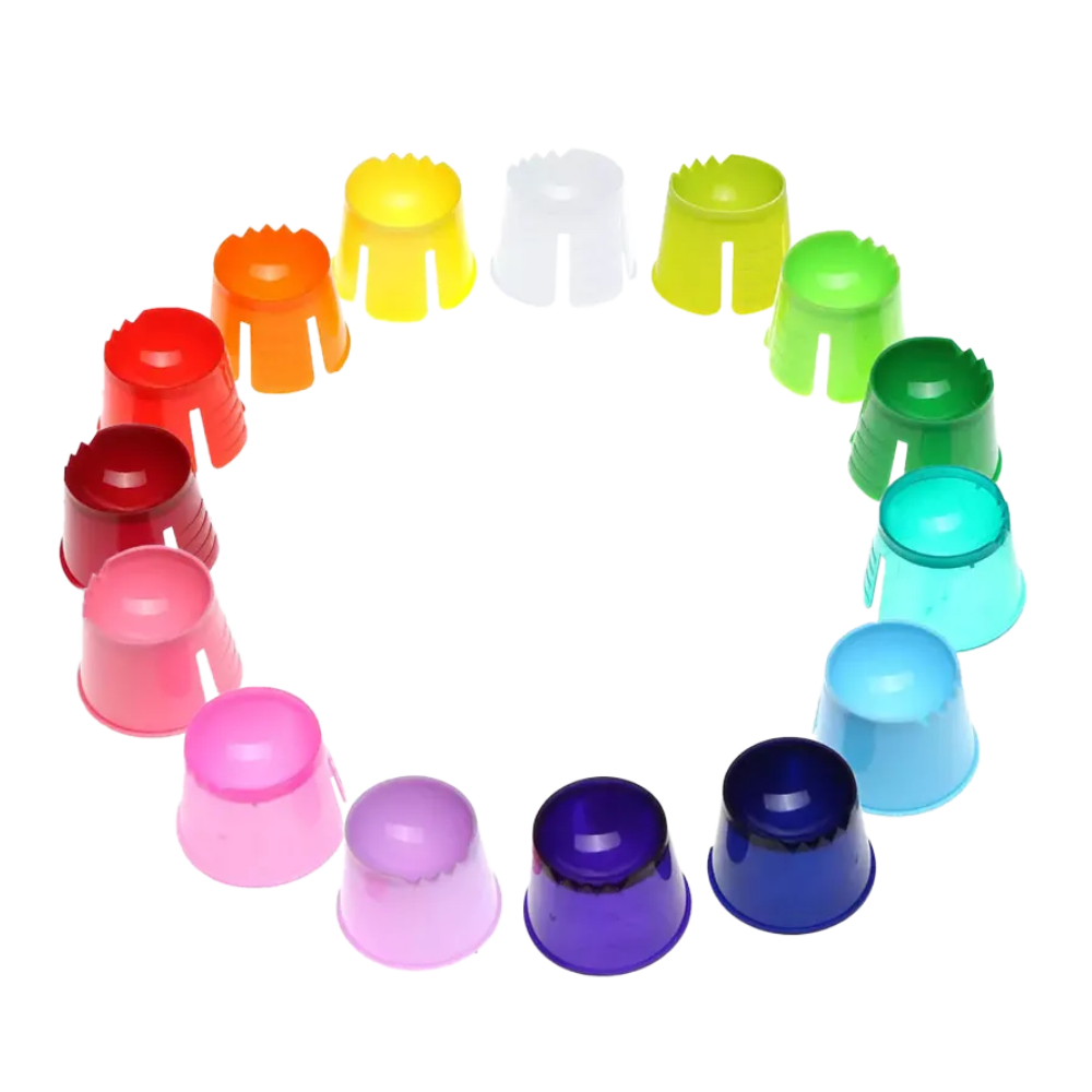 Zobrazené je kruhové usporiadanie farebných jednorazových viečok AMPri PP Dappen v odtieňoch červenej, oranžovej, žltej, bielej, zelenej, modrej, fialovej a ružovej v harmonickom farebnom prechode na žiarivo bielom pozadí.