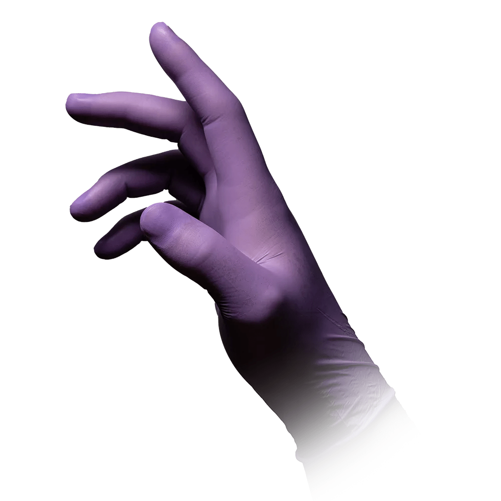Jedna ruka s AMPri STYLE BERRY nitrilovými rukavicami bez púdru od MED-COMFORT v fialovej farbe od AMPri Handelsgesellschaft mbH je viditeľná pred bielym pozadím. Ruka je mierne naklonená a prsty sú mierne ohnuté, čo zviditeľňuje tvar rukavice.