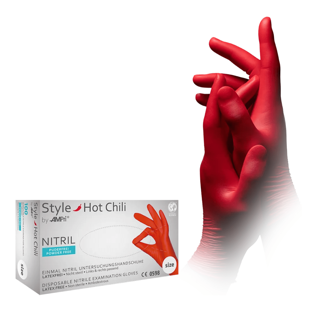 Pár rúk s jasne červenými AMPri STYLE HOT CHILI nitrilovými rukavicami bez púdru od MED-COMFORT je vidieť nad škatuľkou s nápisom „AMPri STYLE HOT CHILI“. Na škatuľke je uvedené, že ide o jednorazové vyšetrovacie rukavice z nitrilu vo veľkosti „S“. Jedna ruka spočíva nad otvorenou škatuľkou.
